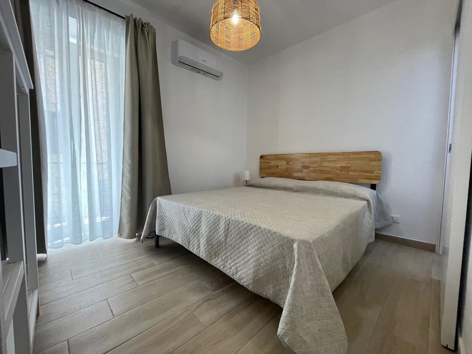 Bed, Photo of the whole room, Bedroom, air conditioner