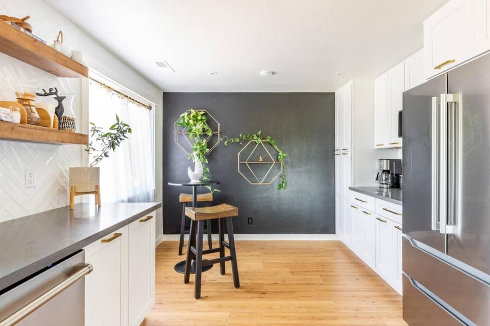 Coffee/tea facilities, Kitchen or kitchenette, Dining area, toaster