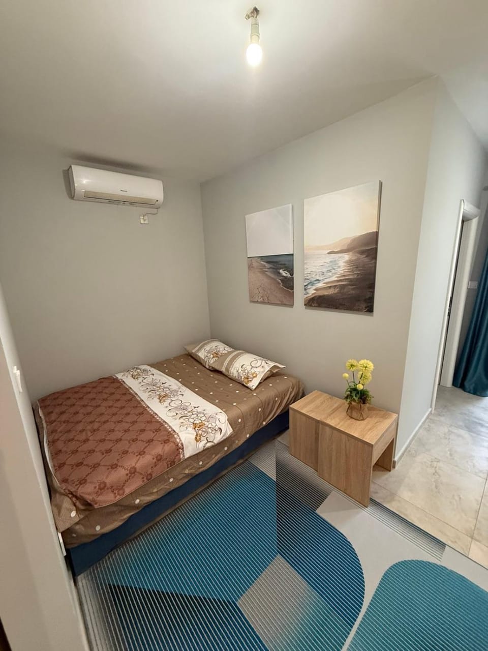 Bed, Photo of the whole room, towels, air conditioner