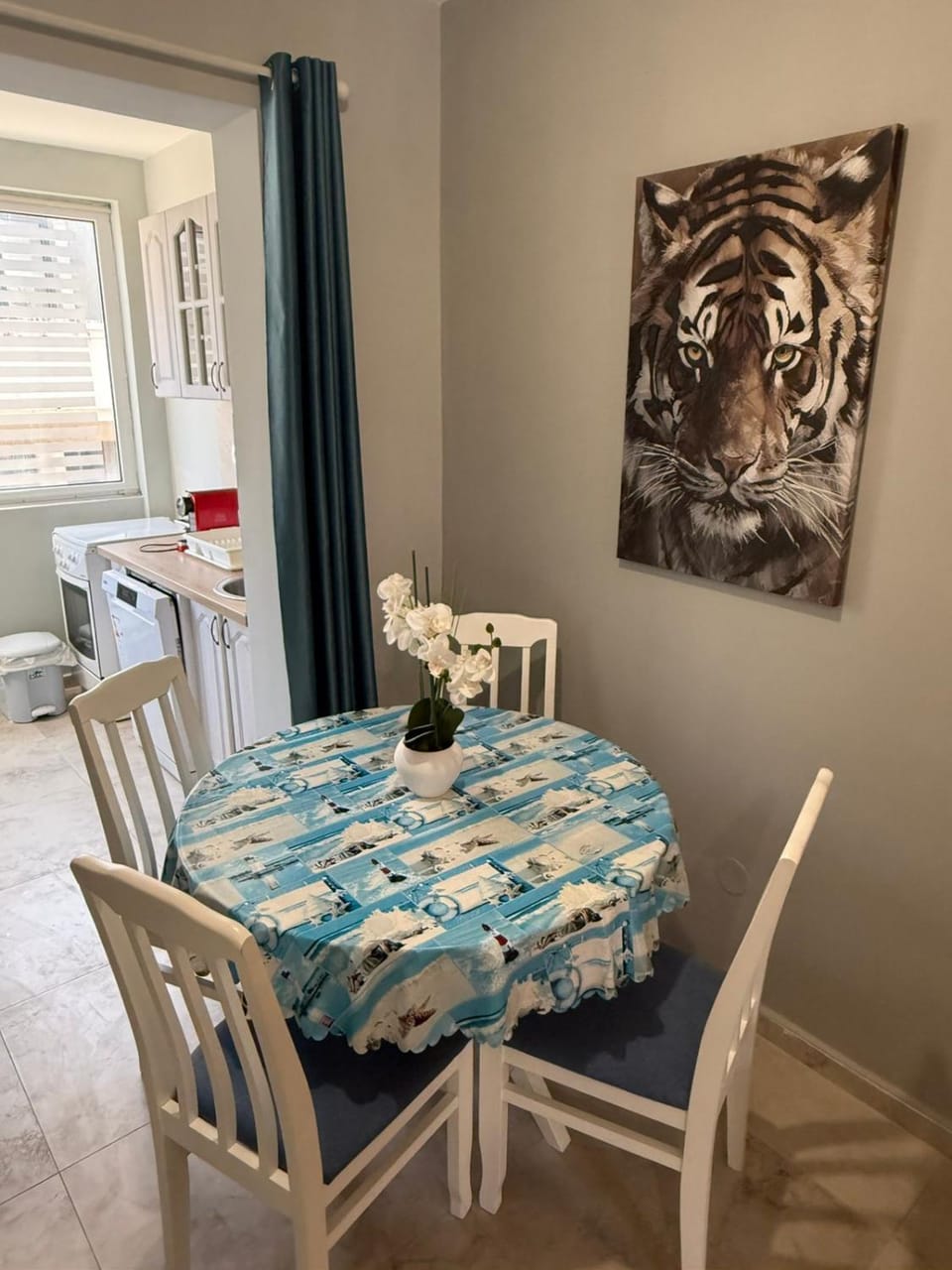 Seating area, Dining area