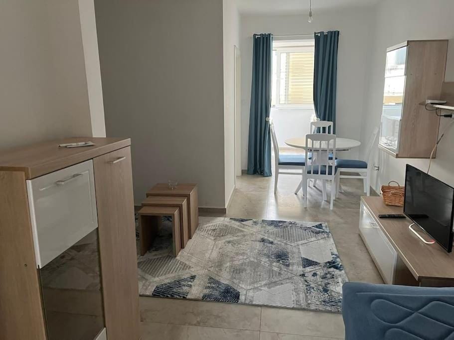 TV and multimedia, Living room, Photo of the whole room, Seating area, hair dresser