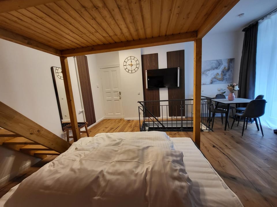 Bed, TV and multimedia, Living room, Photo of the whole room, Seating area, Dining area, Bedroom