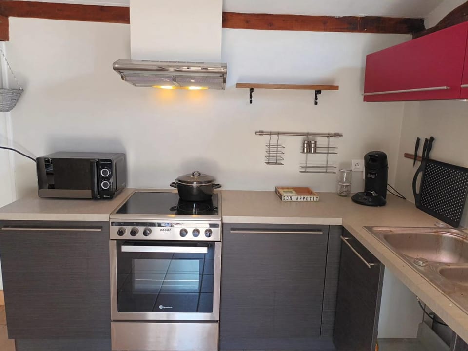 Coffee/tea facilities, minibar, stove