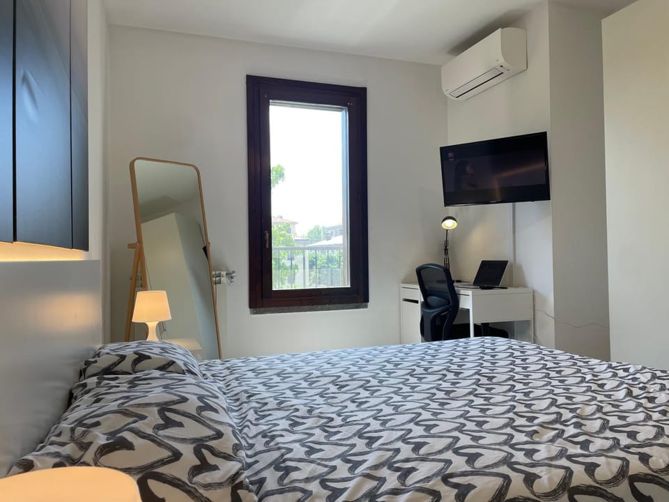 Bed, TV and multimedia, Bedroom, air conditioner