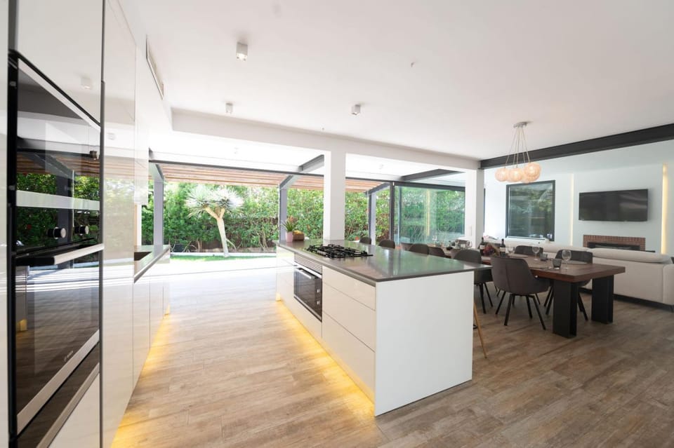 Dining area, kitchen