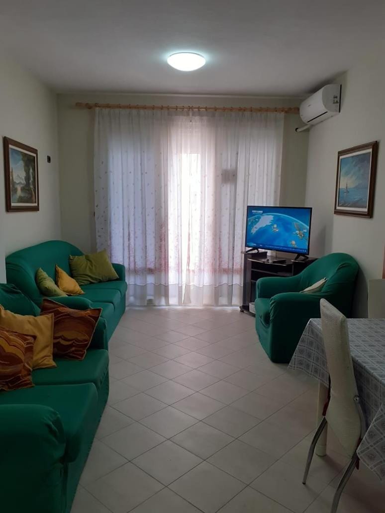 TV and multimedia, Living room, Seating area, air conditioner