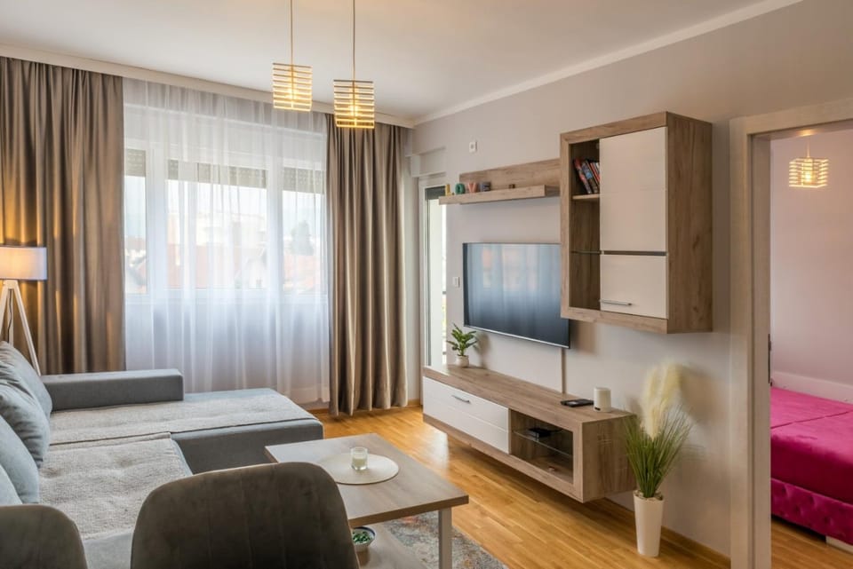TV and multimedia, Living room, Photo of the whole room, Seating area, Evening entertainment