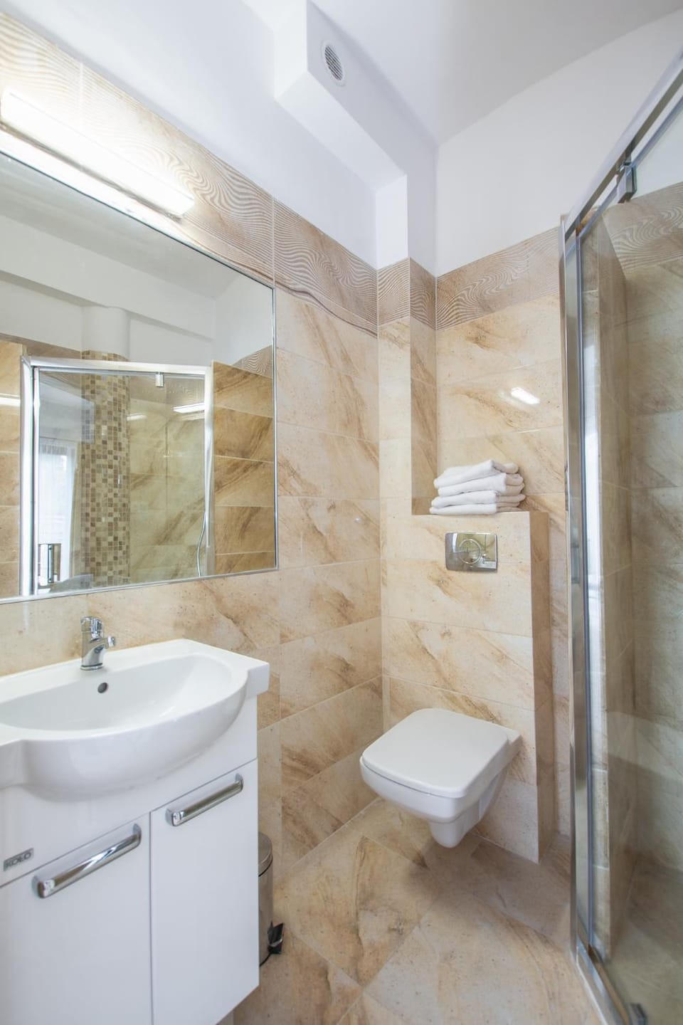 Shower, Toilet, Bathroom, towels