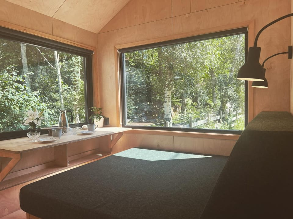 Bed, Seating area