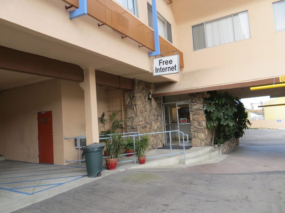Facade/entrance