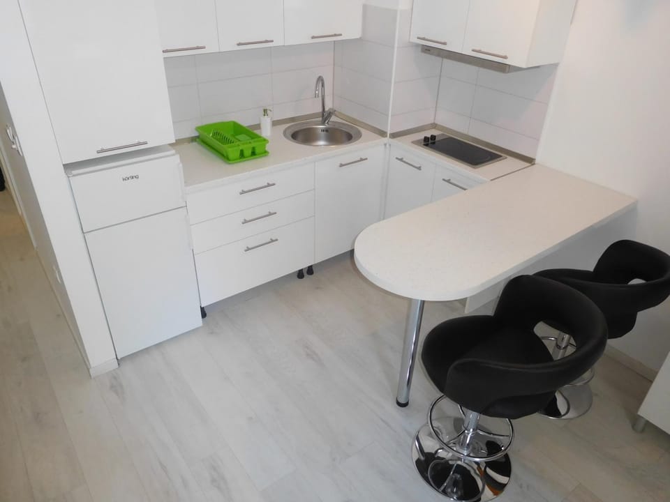 Kitchen or kitchenette, Dining area, stove