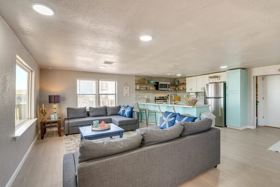 Oceanfront Deck: Surfside Beach Vacation Rental! House in Surfside Beach
