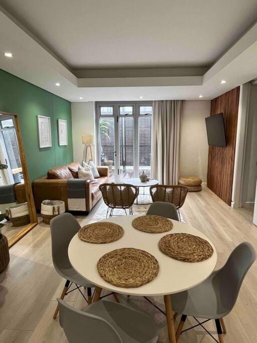 Stylish Bree Street Apartment - The Perfect Urban Getaway Apartment in Cape Town