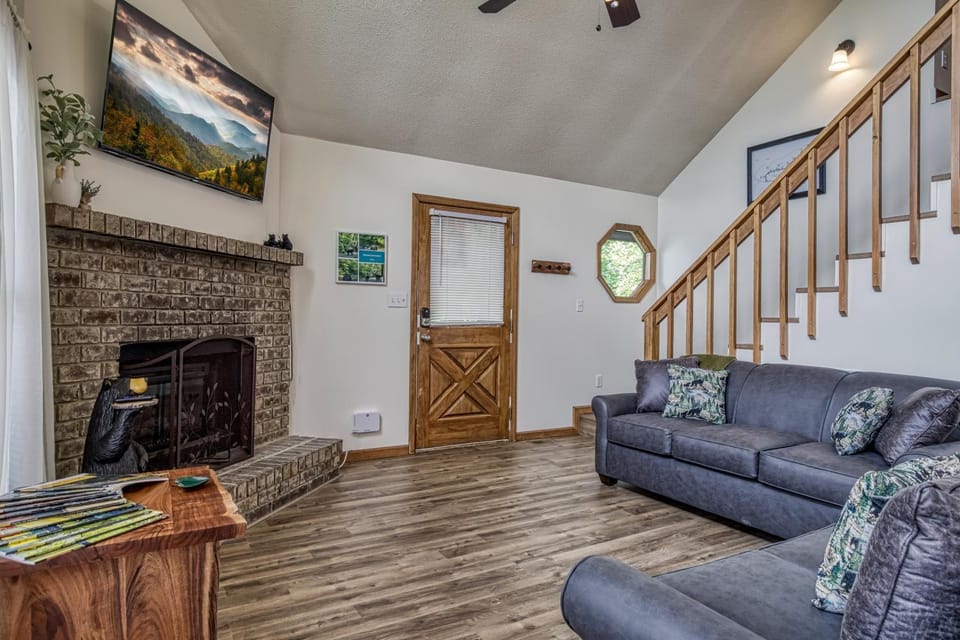 Mountain Laurel Lookout, Hot Tub, WIFI, 560 FREE tickets each paid day!!! Chalet in Gatlinburg