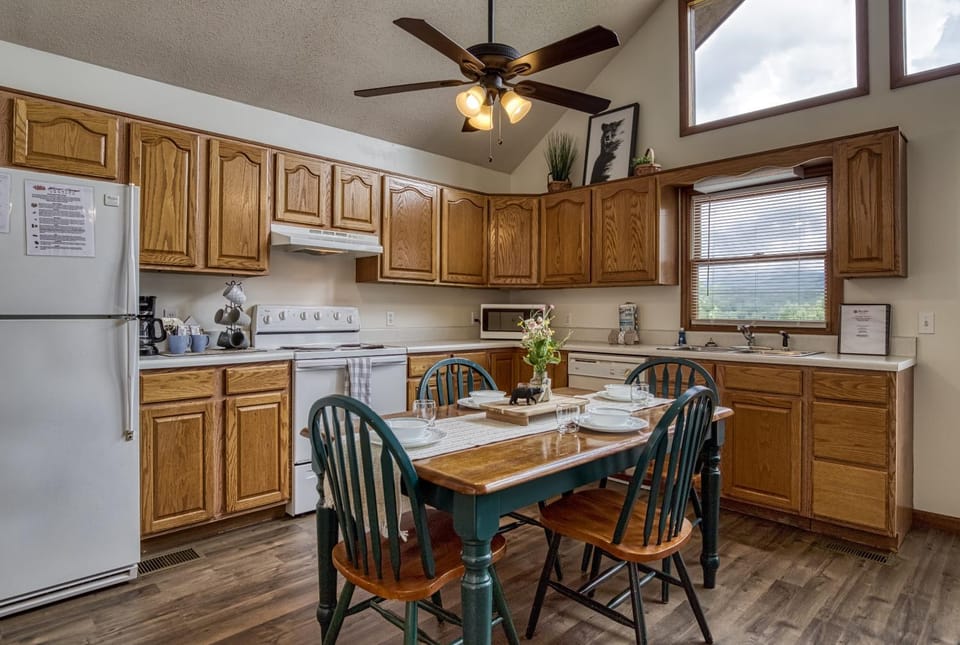 Mountain Laurel Lookout, Hot Tub, WIFI, 560 FREE tickets each paid day!!! Chalet in Gatlinburg
