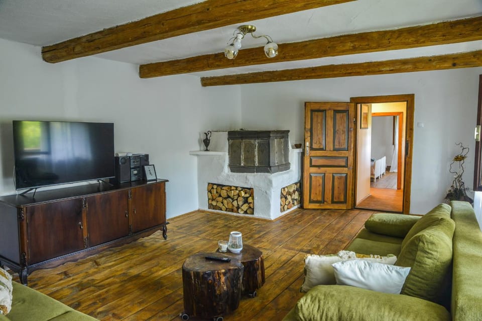 Communal lounge/ TV room, TV and multimedia, Living room, Seating area, Evening entertainment