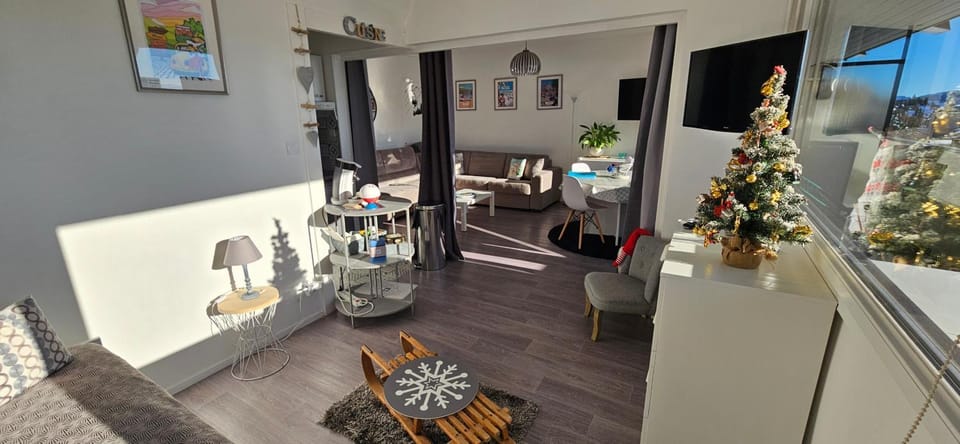 Appartement terrasse pied des pistes coeur station wifi Apartment in Besse-et-Saint-Anastaise