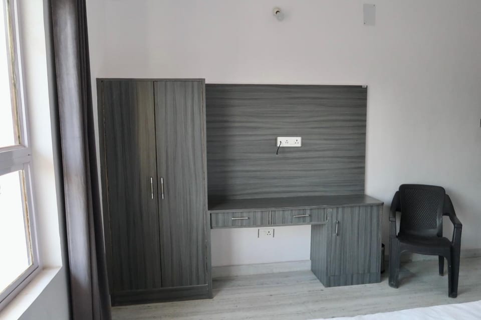 Photo of the whole room, Decorative detail, wardrobe
