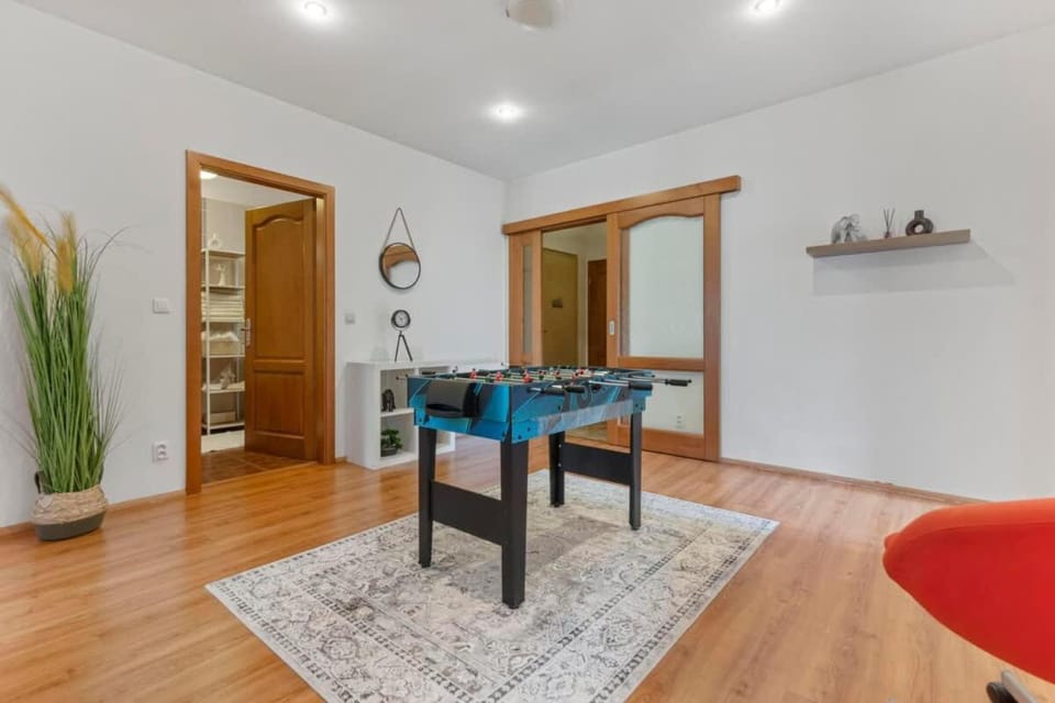 Game Room, Entertainment