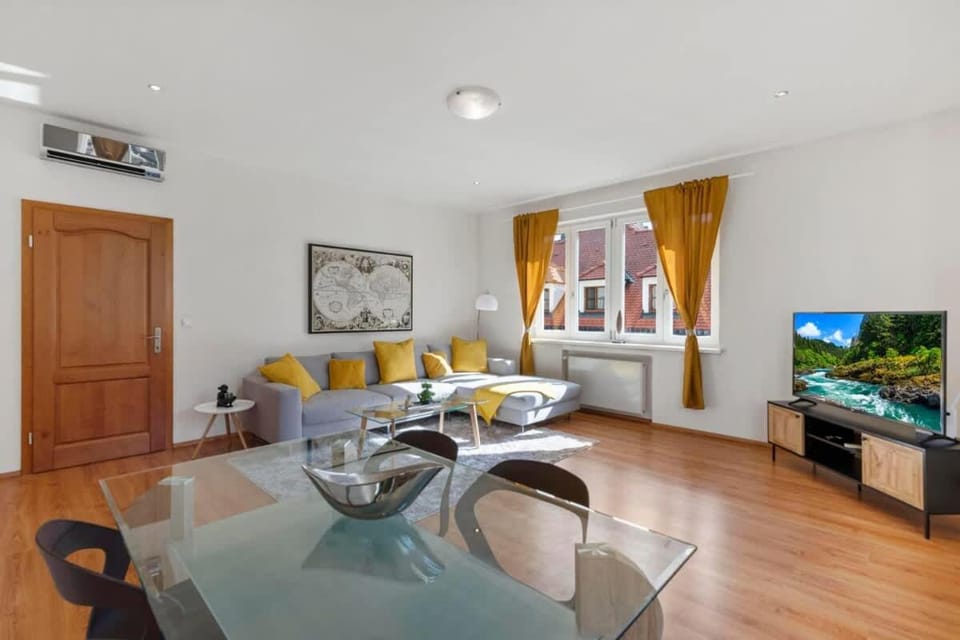TV and multimedia, Living room, Photo of the whole room, Seating area, Dining area, Evening entertainment