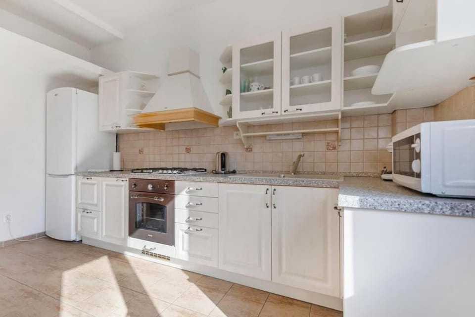 Kitchen or kitchenette, oven, pet friendly, stove
