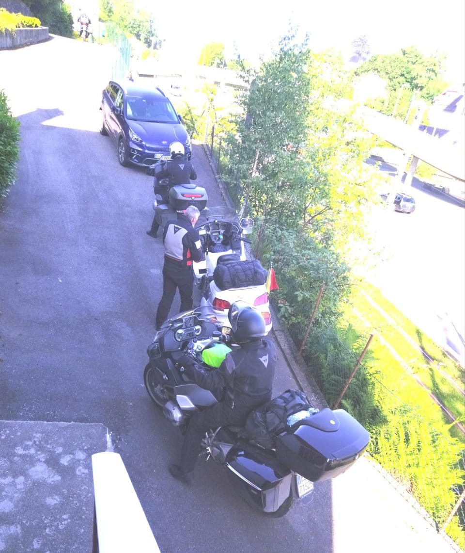 group of guests, Parking
