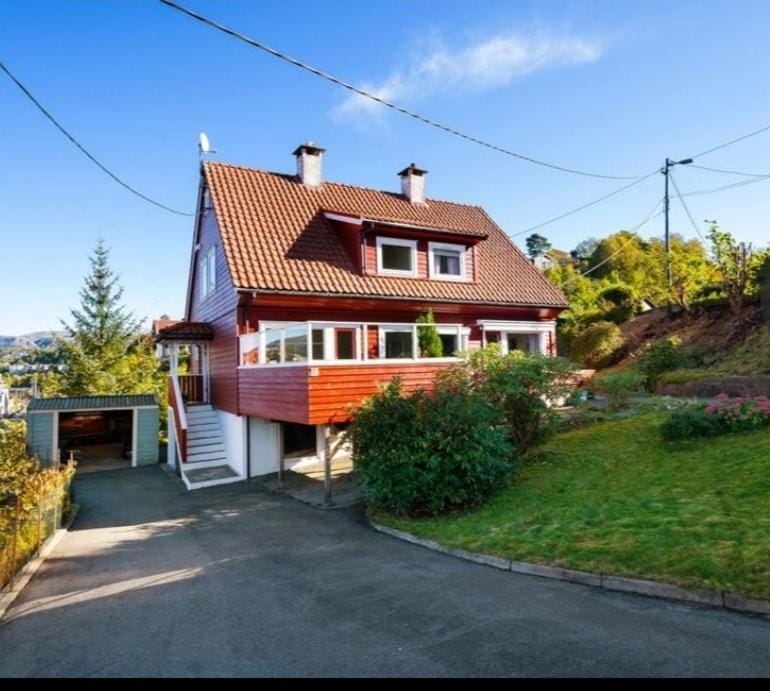 Kjellerleilighet i Fana til leie-med gratis parkering og mange kollektiv reisemuligheter Apartment in Bergen