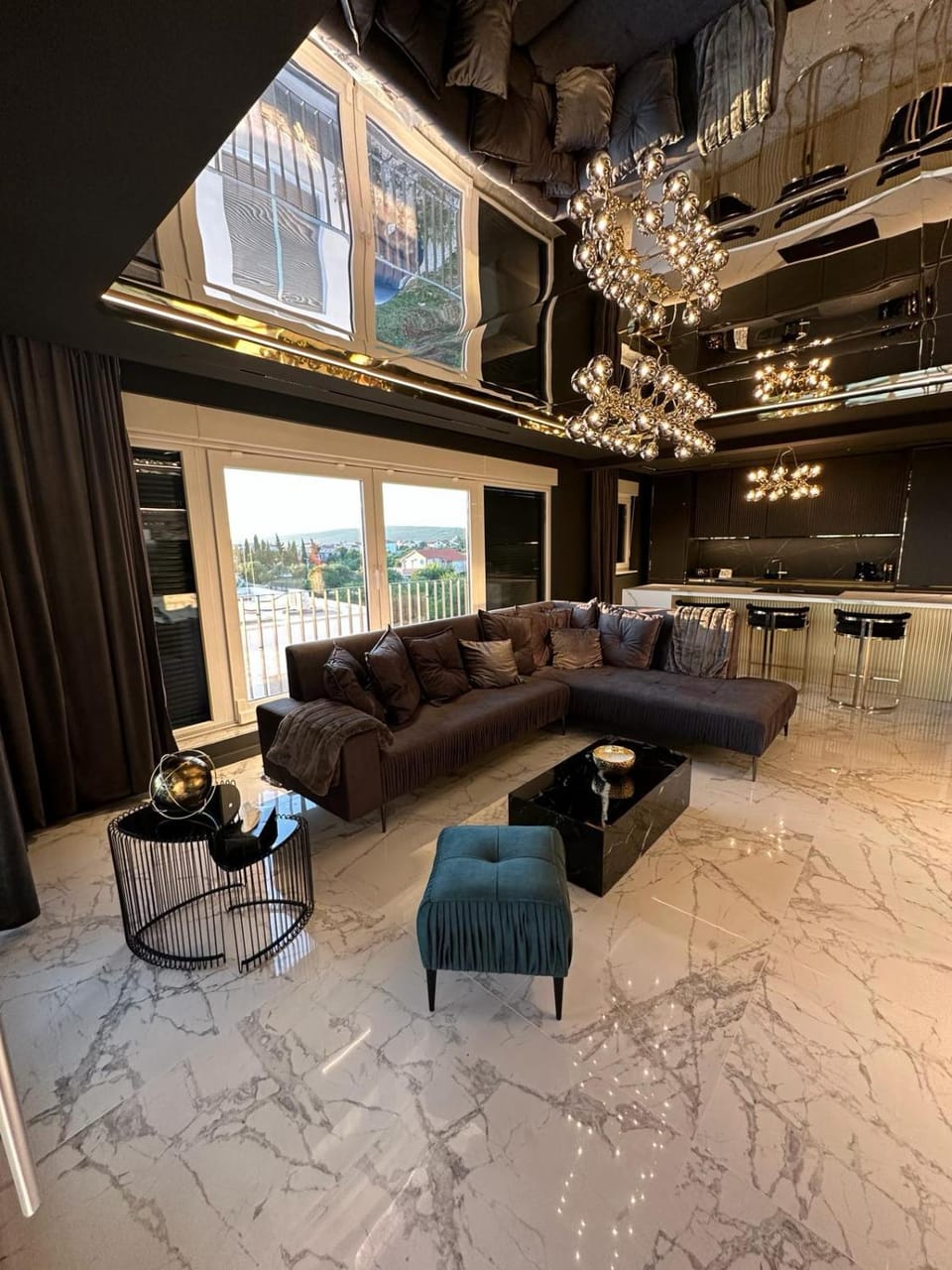 Kitchen or kitchenette, Seating area, Communal kitchen