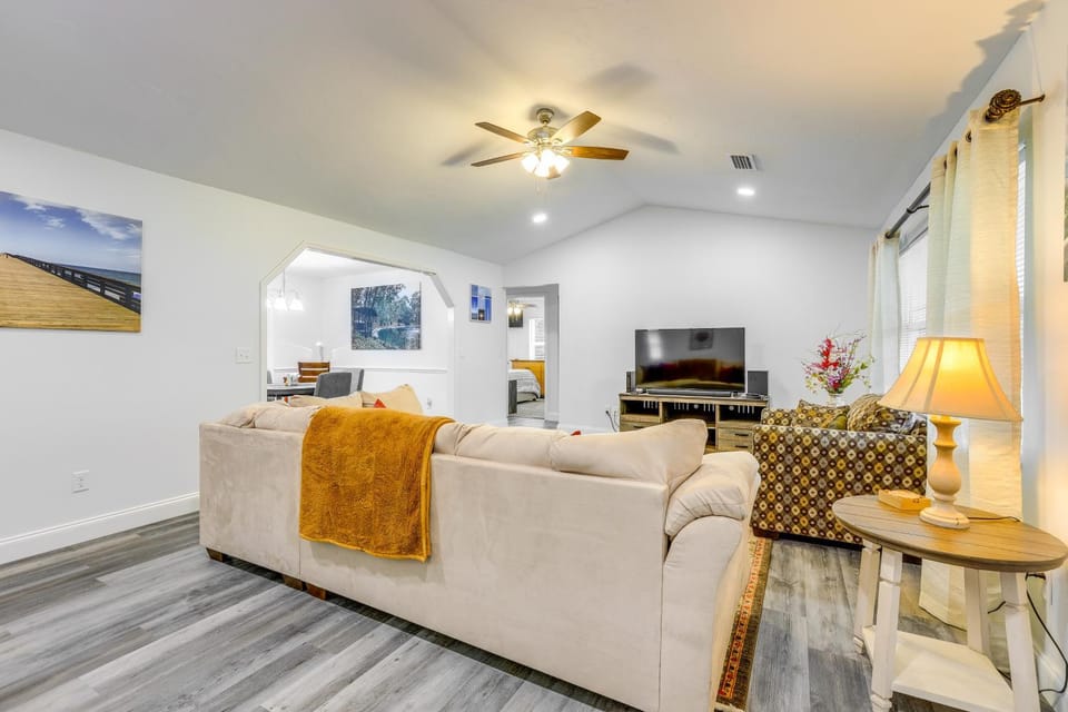 Modern Ocala Oasis w/ Fire Pit + Gas Grill! House in Florida