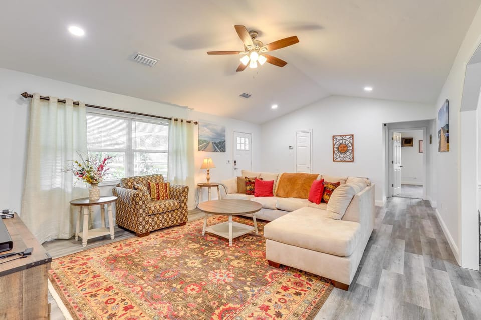Modern Ocala Oasis w/ Fire Pit + Gas Grill! House in Florida