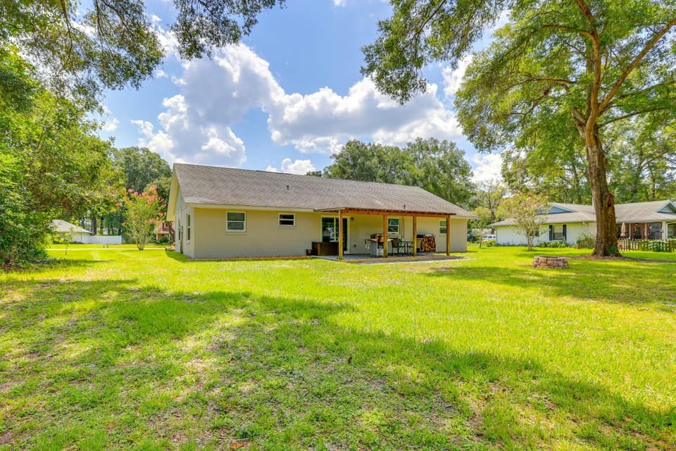 Modern Ocala Oasis w/ Fire Pit + Gas Grill! House in Florida