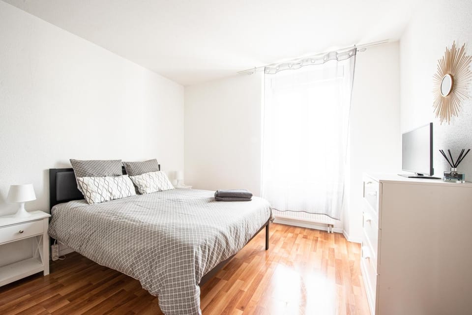 Bed, Photo of the whole room, Bedroom