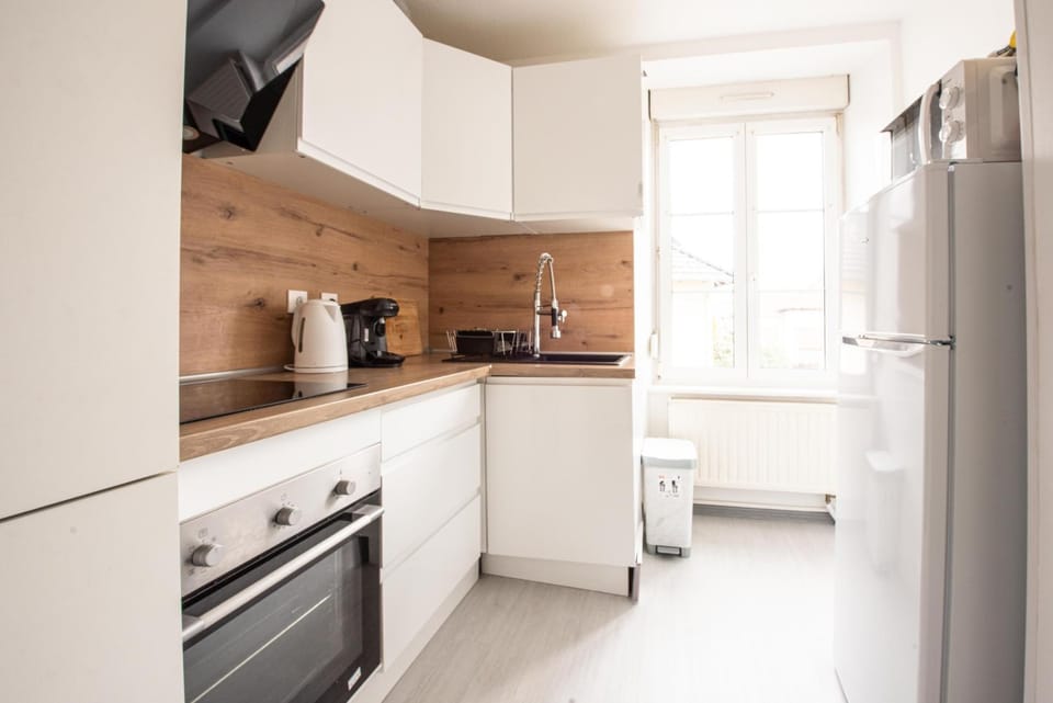 Kitchen or kitchenette, minibar