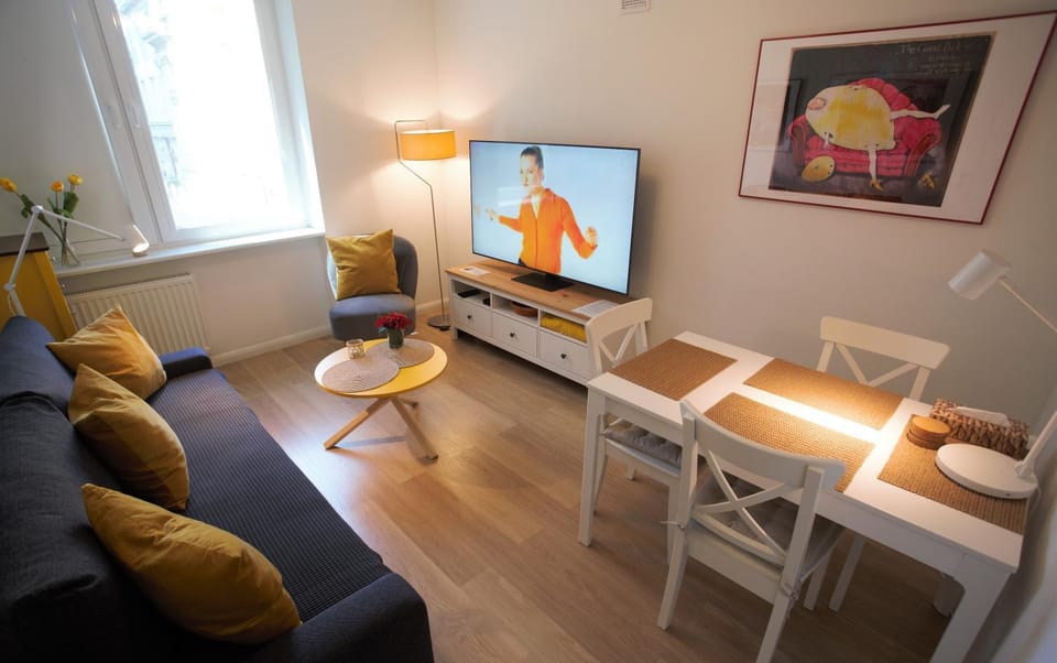 TV and multimedia, Living room, Seating area, Evening entertainment
