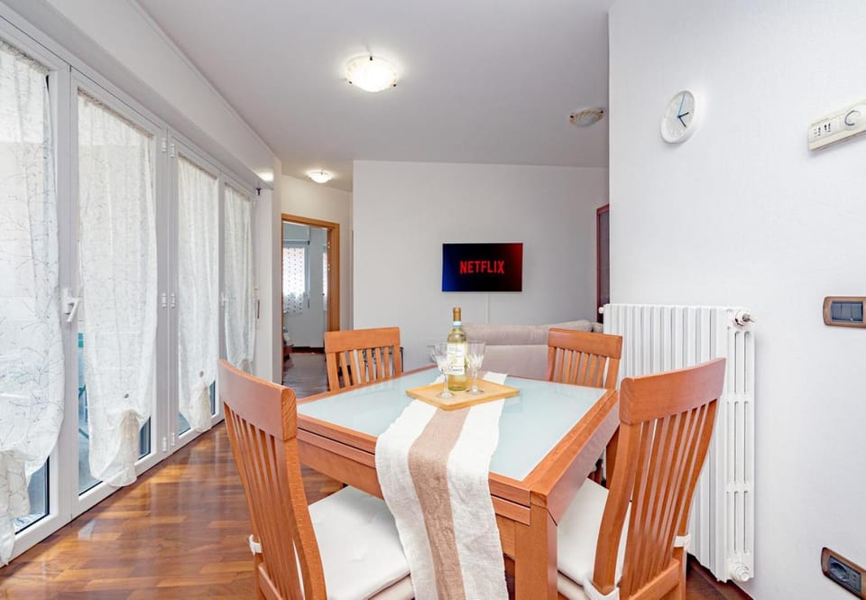Communal lounge/ TV room, Living room, Seating area, Dining area, Evening entertainment