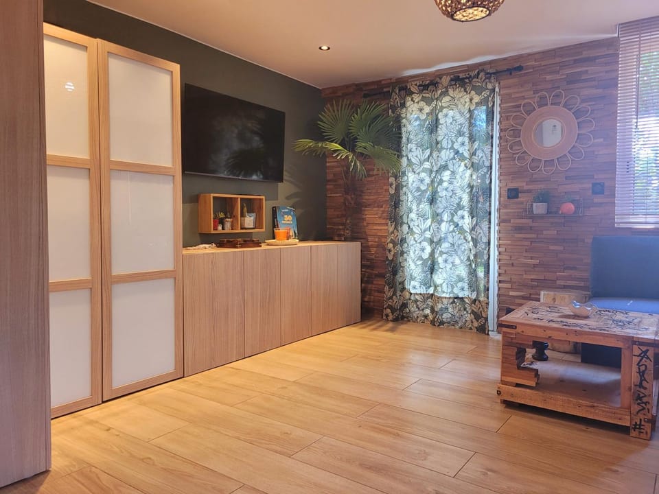 TV and multimedia, wardrobe