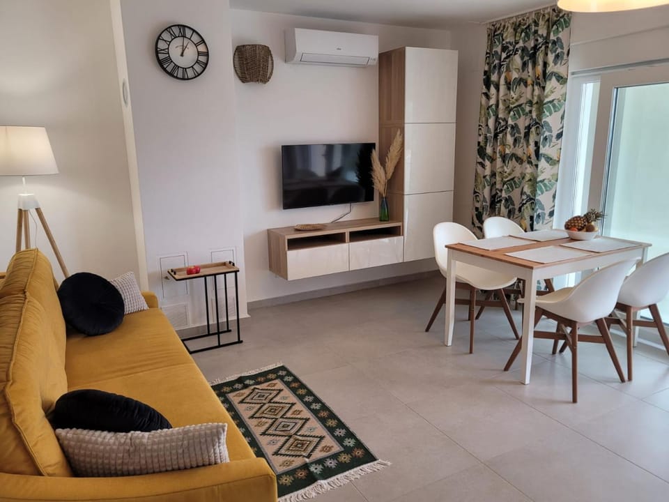 Communal lounge/ TV room, TV and multimedia, Living room, Seating area, Dining area, Evening entertainment, air conditioner