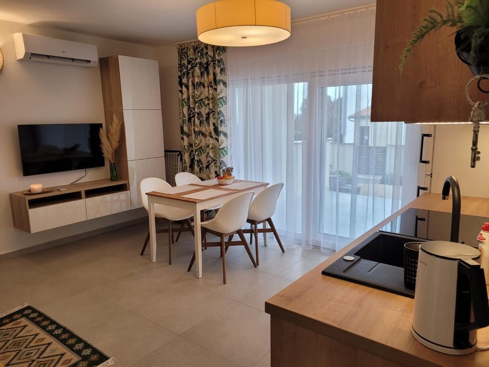 TV and multimedia, Coffee/tea facilities, Kitchen or kitchenette, Dining area, toaster