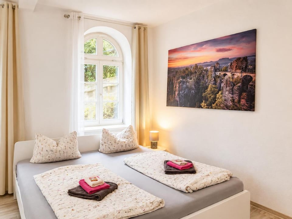 Bed, Bedroom, towels