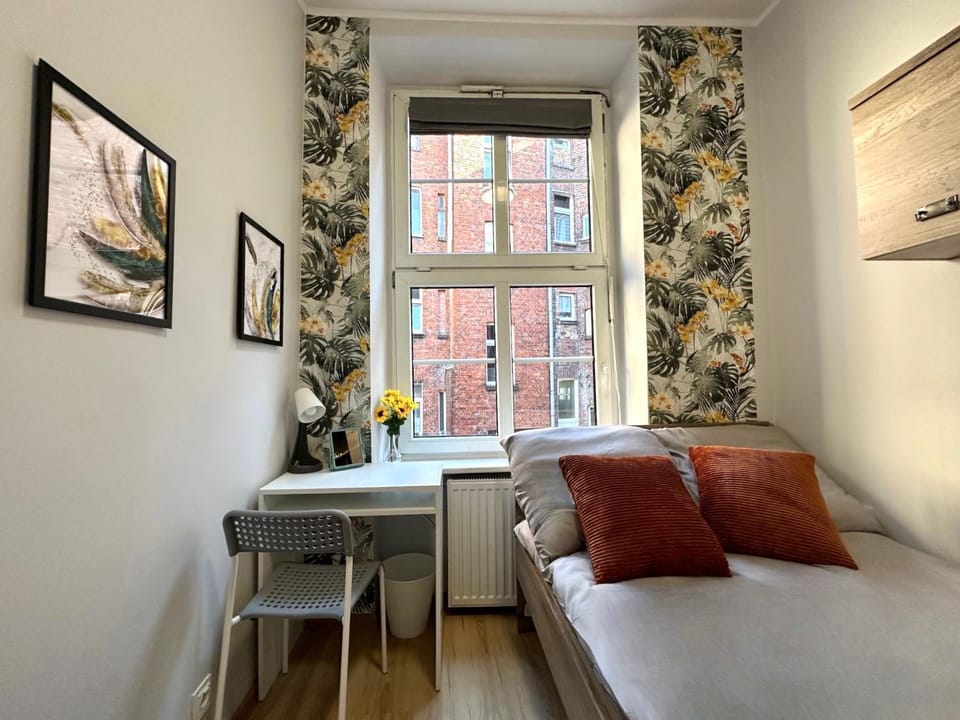 Bed, Photo of the whole room, hair dresser