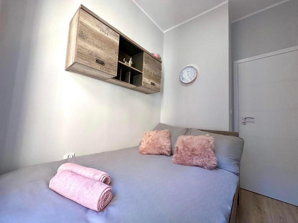 Bed, Photo of the whole room, towels
