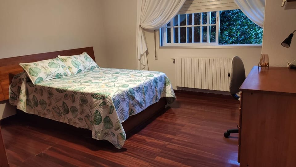 Bed, Photo of the whole room, Bedroom, hair dresser, internet