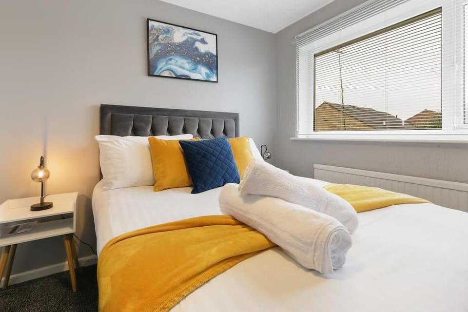 Superb 3 bed house, homely comforts close to supermarkets, with private parking on gated premise House in Sheffield