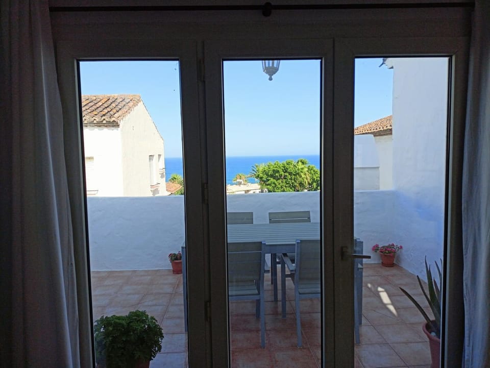 Communal lounge/ TV room, Balcony/Terrace, Sea view