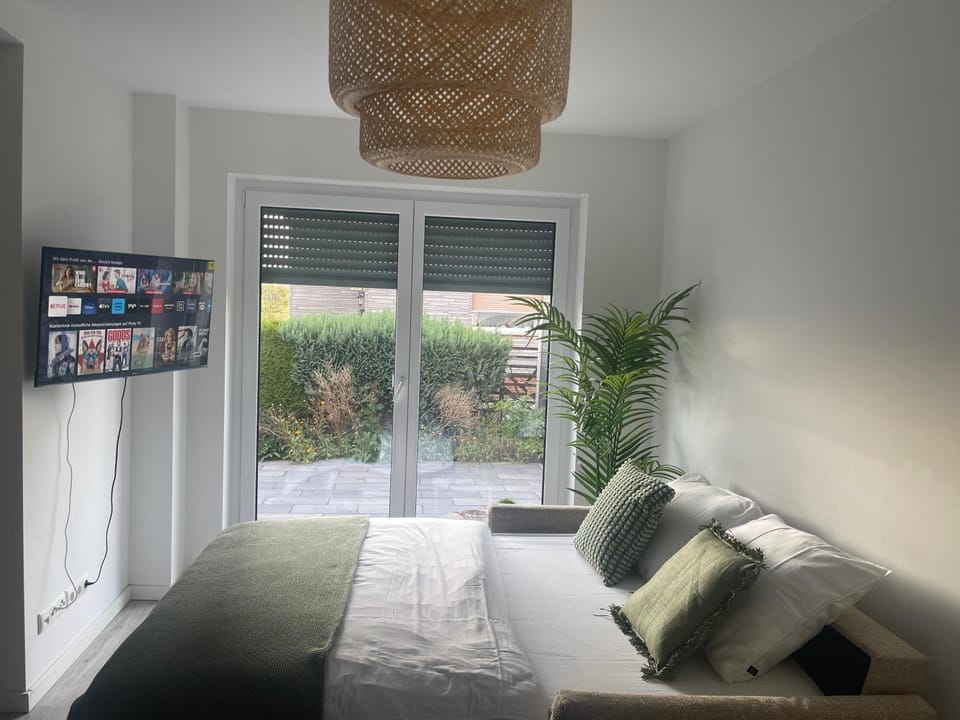 Bed, TV and multimedia, Living room, Photo of the whole room, Seating area, Bedroom