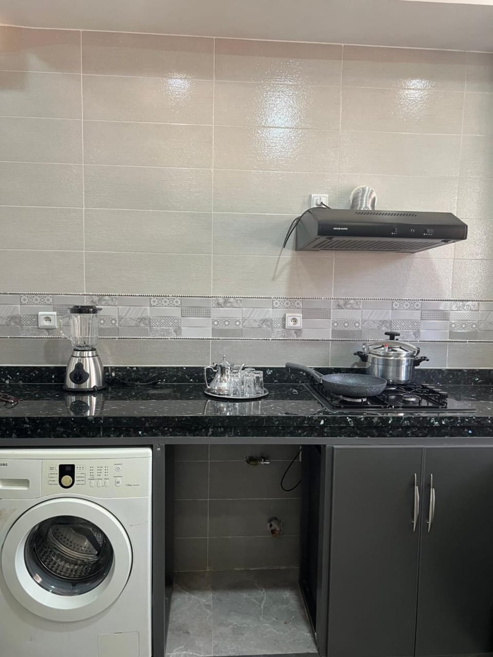 Kitchen or kitchenette, washing machine