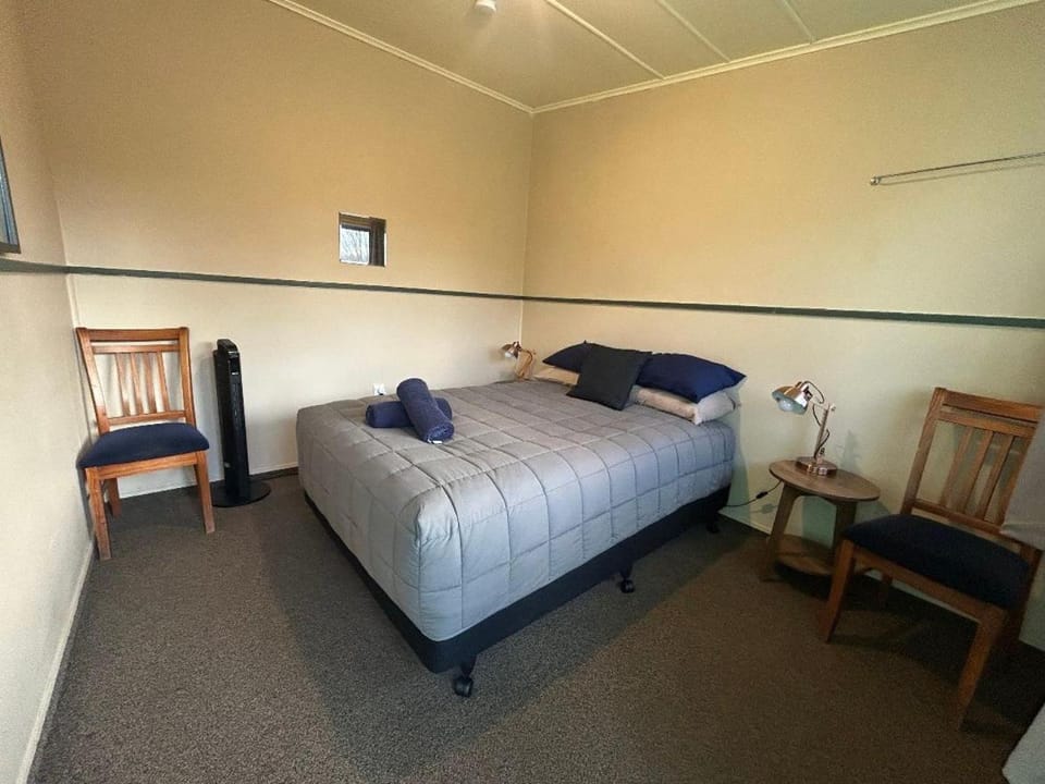 Bed, Bedroom, Communal kitchen, heating, towels, laundry