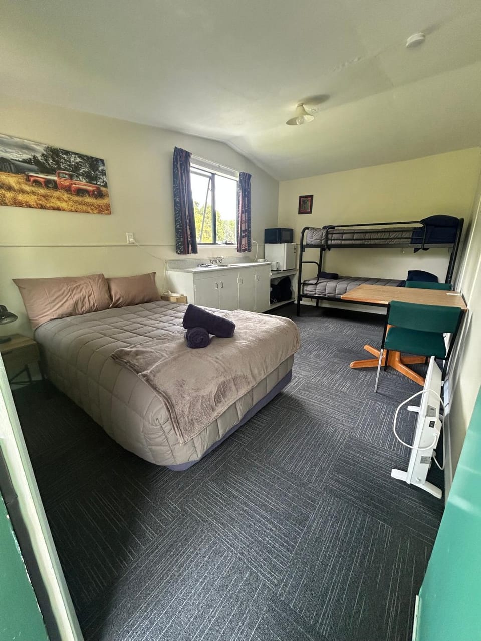 Bed, Coffee/tea facilities, Kitchen or kitchenette, Photo of the whole room, Bedroom, bunk bed, heating, microwave, laundry