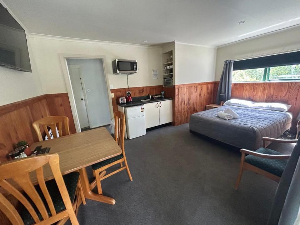 Patio, Bed, TV and multimedia, Coffee/tea facilities, Kitchen or kitchenette, Seating area, Dining area, Bedroom, microwave, oven, pet friendly, toaster, towels, laundry