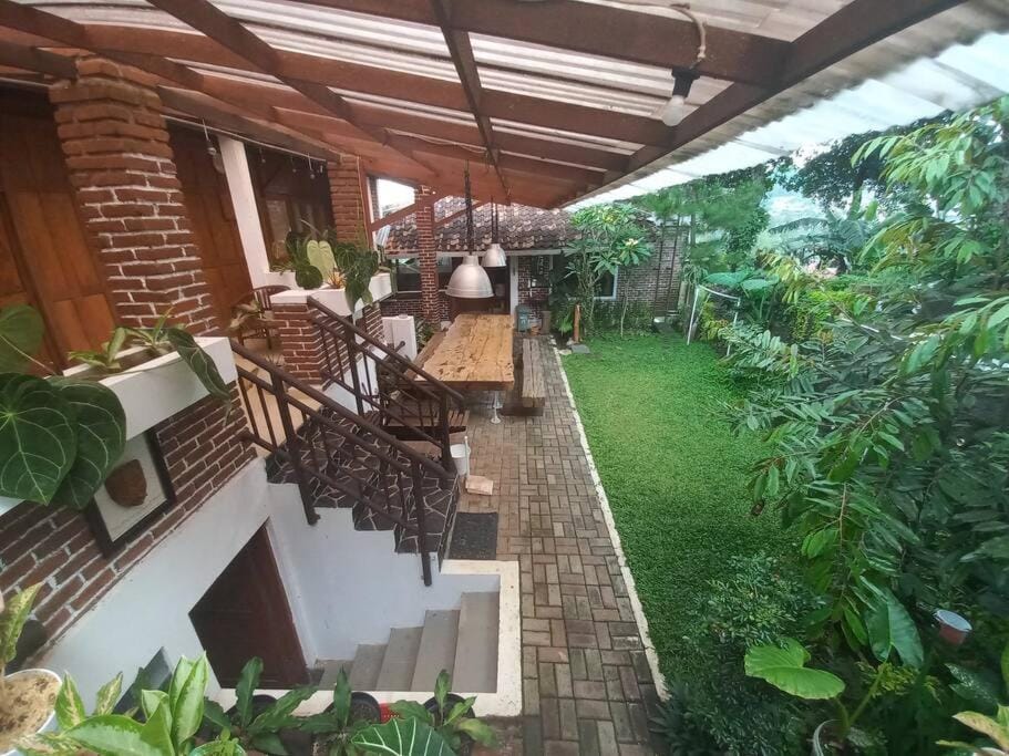 Villa Sajodo [Hilltop Get Away w/ Valley View] House in Bandung